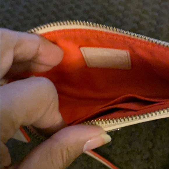 Signature Coach - Picture 2 of 2